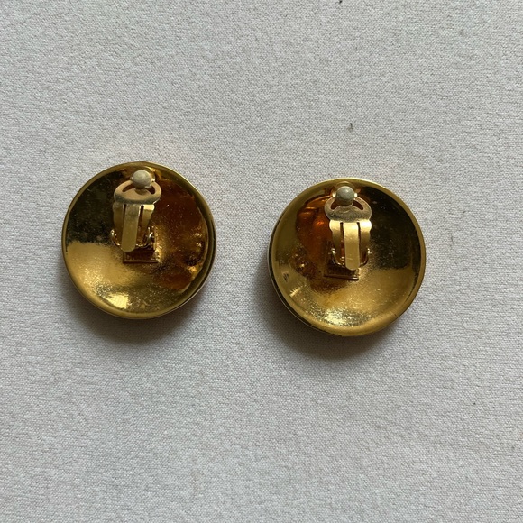 CHANEL Vintage Clip-on Earrings - Picture 6 of 7